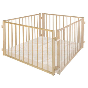 Corral de madera Duduk en habitación infantil