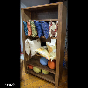 Librero de chapa de nogal en tono natural