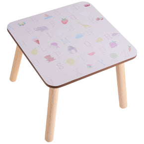 Mesa infantil con letras del abecedario ilustradas