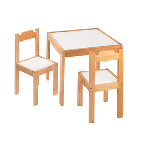 Detalle de sillas infantiles de madera natural