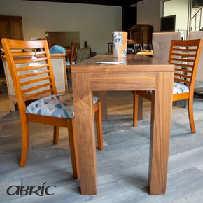 Mesa rectangular minimalista en comedor moderno