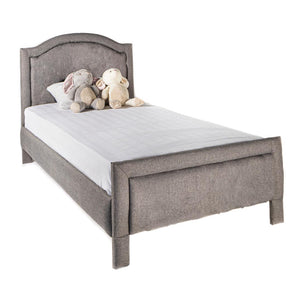 Cama tapizada en tela gris para recámara juvenil