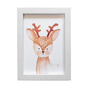 Cuadro infantil de reno con marco blanco