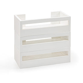 Repisas lineales de madera en recámara infantil