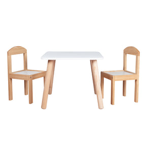 Mesa y sillas de madera para niños