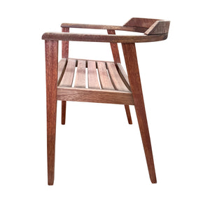 Vista lateral de silla de exterior de madera