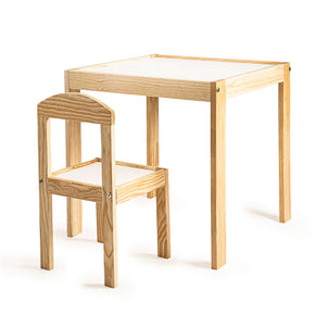 Juego de mesa y sillita de madera barnizada

