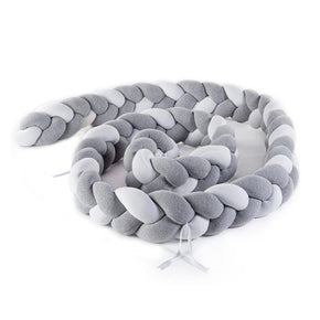 Trenza protectora blanca en cama infantil Montessori