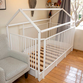 Cama cuna casa cercada con barandales