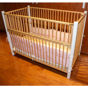 Cuna de madera para bebé con puerta abatible