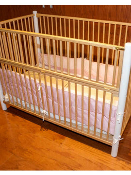 Cuna de madera para bebé con puerta abatible