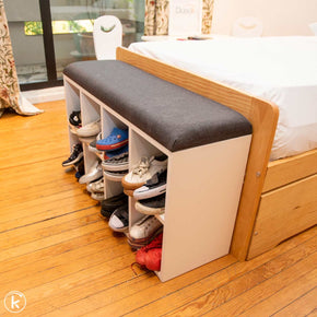 Zapatero infantil de madera con asiento en habitación infantil