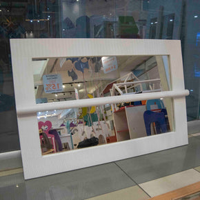 Espejo con bastón para bebé montado en pared